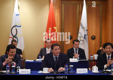 (161010) -- Pechino, 10 ottobre. 2016 (Xinhua) -- CIO Commissione di Coordinamento Presidente Alexander Zhukov (C) anteriore parla durante il primo incontro del Comitato internazionale olimpico commissione di coordinamento per la XXIV Giochi Olimpici Invernali 2022 di Pechino a Pechino Capitale della Cina, Ottobre 10, 2016. (Xinhua/Ju Huanzong) Foto Stock