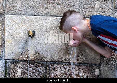 Ragazzo acqua potabile da Gazi Husrev-beg fontana Foto Stock