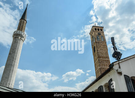 Gazi Husrev-beg della Moschea e minareto Sahat-kula sotto il cielo Foto Stock