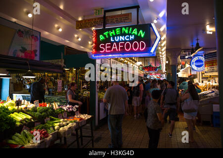 Neon segno di frutti di mare all'interno mercato agricolo - Seattle, WA Foto Stock