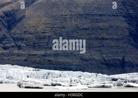 Fine del ghiacciaio Skaftafell e l'acqua di fusione del ghiaccio lago Vatnajokull parco nazionale in Islanda Foto Stock