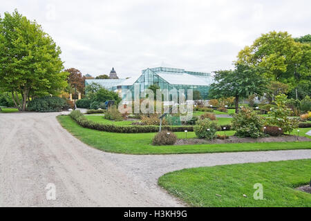 Giardini Bergianska serra di vetro, con parte del Museo di Scienze Naturali di distanza su un nuvoloso giorno Foto Stock