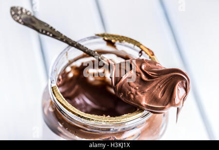 Cioccolato da spalmare a cucchiaio. Un vasetto di nocciola cioccolato da spalmare. Foto Stock