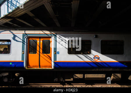 London Overground Treno in attesa alla stazione di Clapton Foto Stock