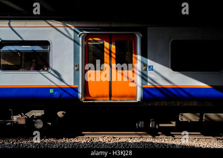 London Overground Treno in attesa alla stazione di Clapton Foto Stock