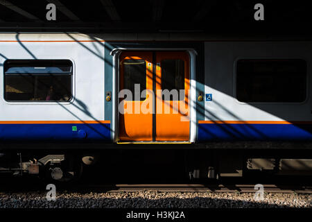 London Overground Treno in attesa alla stazione di Clapton Foto Stock