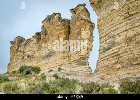 Pilastro di calcare formazione vicino castello di roccia in una prateria del Kansas occidentale vicino Quinter (Gove County), nebbiosa mattina d'estate Foto Stock