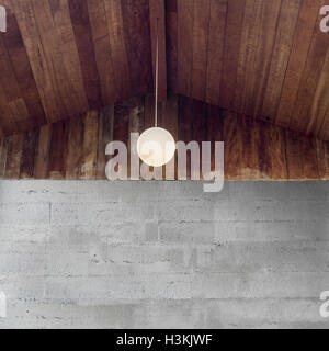 Illuminazione pendente con il legno vecchio timpano esterno del tetto Foto Stock