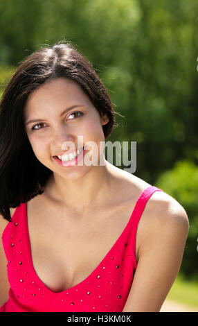 Brunette donna in estate Foto Stock