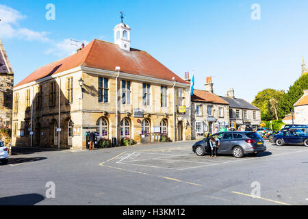Helmsley è il solo mercato comune in North York Moors National Park market place center palazzo comunale GB REGNO UNITO Inghilterra Foto Stock