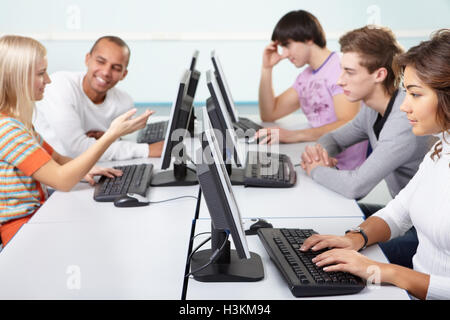 Gli studenti al computer Foto Stock