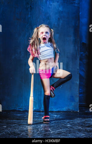 Tema Halloween: Ragazza con la mazza da baseball pronto a colpire Foto Stock