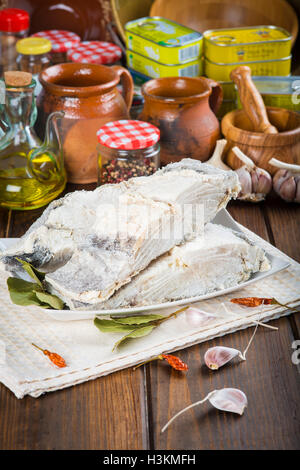 Stoccafisso tagliato con ingredienti e utensili sul tavolo della cucina per cucinare Foto Stock