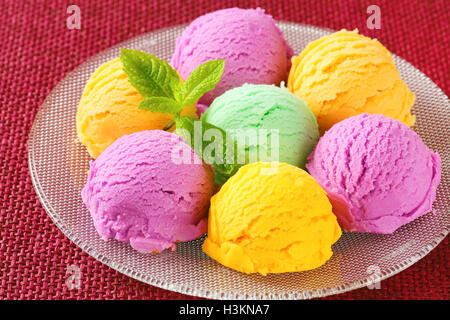 Un assortimento di gelati scoop su piastra Foto Stock