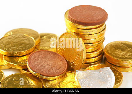 Close up golden monete di cioccolato pila Foto Stock