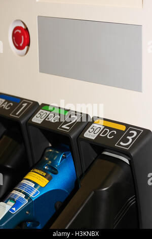 Chiusura del veicolo elettrico multi-standard stazione di carica veloce. Messa a fuoco selettiva. Foto Stock