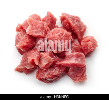 Cumulo di materie a dadini di carne di manzo isolato su sfondo bianco, vista dall'alto Foto Stock