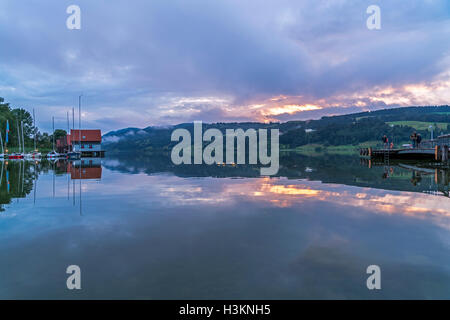 Atmosfera serale presso il lago Großer Alpsee vicino a Bühl, Immenstadt im Allgäu, Oberallgäu, Baviera, Germania Foto Stock