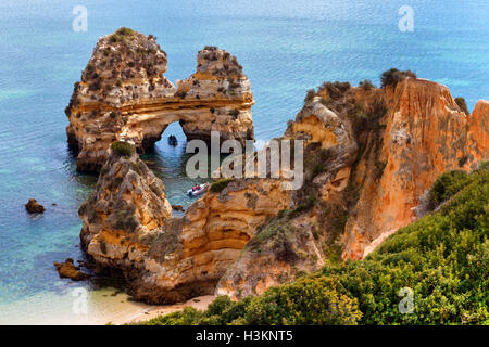 Arco di scogliere sulla Praia do Camilo beach, Algarve, PORTOGALLO Foto Stock