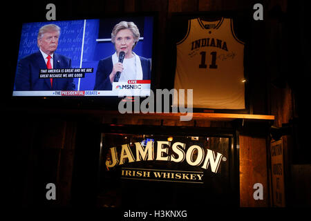 100916 - Bloomington, Indiana, Stati Uniti d'America: Hillary Clinton e Donald Trump sono mostrati in televisione affacciata su off nella loro seconda 2016 elezioni presidenziali dibattito a Nick's English Hut. Foto Stock