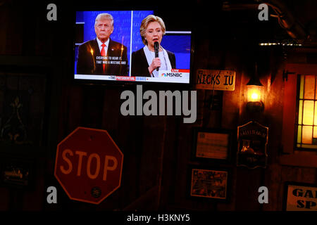 100916 - Bloomington, Indiana, Stati Uniti d'America: Hillary Clinton e Donald Trump sono mostrati in televisione affacciata su off nella loro seconda 2016 elezioni presidenziali dibattito a Nick's English Hut. Foto Stock