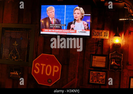 100916 - Bloomington, Indiana, Stati Uniti d'America: Hillary Clinton e Donald Trump sono mostrati in televisione affacciata su off nella loro seconda 2016 elezioni presidenziali dibattito a Nick's English Hut. Foto Stock