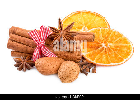 Spezie di natale su bianco. Tradizionale natale decorazione con cannella anice e fettine di arancia. Foto Stock