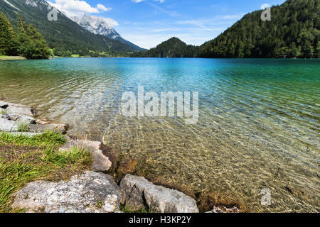 L'acqua chiara in un lago di montagna. Lago Hintersteiner, Tirolo, Austria. Foto Stock