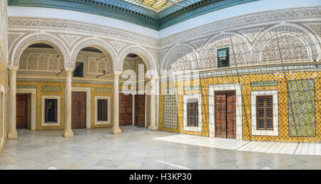 Il bel cortile storico di Dar Lasram mansion decorate in uno stile tradizionale di Tunisi. Foto Stock