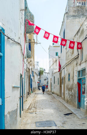 Anche vecchie e strette stradine della medina diventano festiva con splendide decorazioni a Tunisi. Foto Stock
