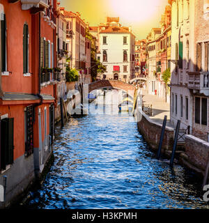 Gondole o barche sul canale d'acqua nella bellissima città di Venezia Foto Stock