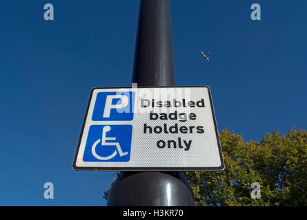 British cartello stradale che indica il parcheggio per disabili titolari di badge solo in Hounslow, Middlesex, Inghilterra Foto Stock