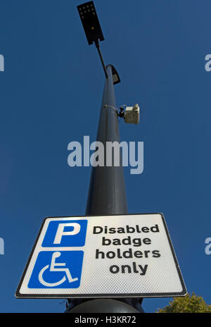 British cartello stradale che indica il parcheggio per disabili titolari di badge solo in Hounslow, Middlesex, Inghilterra Foto Stock