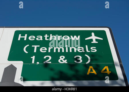 British cartello stradale che mostrano la direzione per raggiungere l' aeroporto di heathrow terminals 1,2 e 3, in Hounslow, Middlesex, Inghilterra Foto Stock