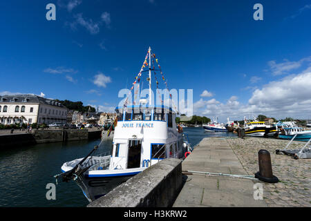 "Jolie Francia " tourist imbarcazione da diporto che offre gite in barca alla foce della Senna a Honfleur, Normandia, Francia Foto Stock