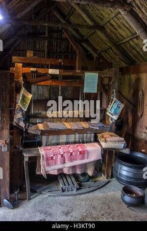 Lana-strumenti di lavoro e vecchi handloom in tessitore cottage a Skye Museo di Vita sull'isola, Kilmuir, Isola di Skye in Scozia Foto Stock
