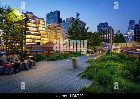 Twilight sull'Highline (High Line Park) lungomare di Chelsea con luci della citta'. Manhattan, New York City Foto Stock