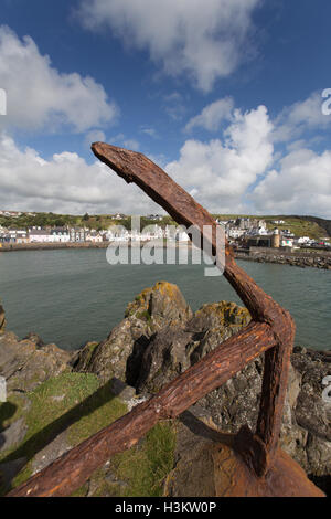 Portpatrick, Scozia. Vista pittoresca di un ancoraggio arrugginito sulla sommità della roccia Dorn, con Portpatrick waterfront in background. Foto Stock