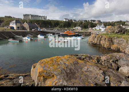 Portpatrick, Scozia. Una vista pittoresca del Portpatrick Harbour, con la Portpatrick Hotel in background. Foto Stock