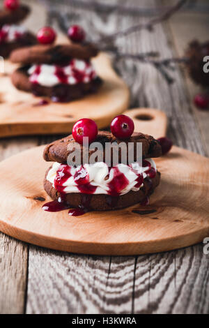 Vampire Chocolate Chip Cookie, panini fatti in casa di festa dessert di Halloween Foto Stock