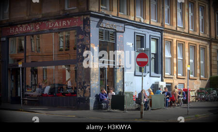 Glasgow tourist viaggiatori che visitano la città Harga del Caseificio cafe scene di strada bianca partick Foto Stock