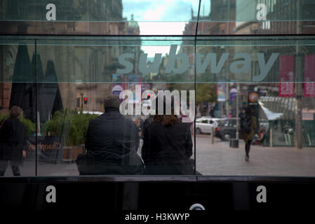 Glasgow tourist viaggiatori che visitano la città metropolitana ingresso Foto Stock