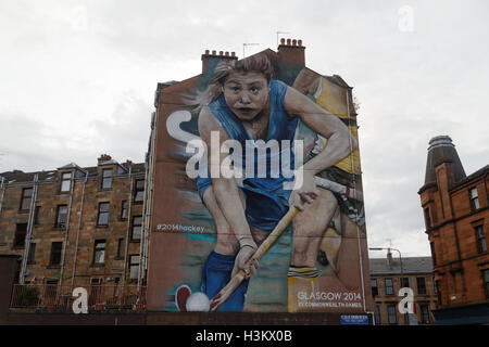 Glasgow Giochi del Commonwealth murales dipinti sui lati degli edifici, rugby, netball e hockey a Partick stazione bus Glasgow Foto Stock