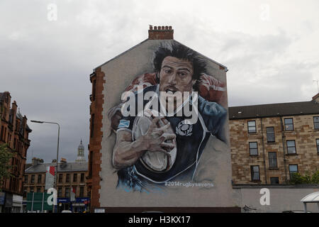 Glasgow Giochi del Commonwealth murales dipinti sui lati degli edifici, rugby, netball e hockey a Partick stazione bus Glasgow Foto Stock