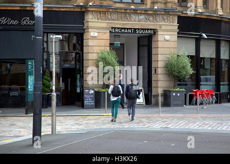 Glasgow tourist viaggiatori che visitano la città di Merchant City Square Foto Stock