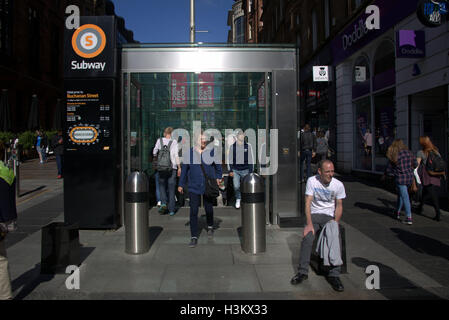 Glasgow la metropolitana o l'entrata della metropolitana a Buchanan Street, Stazione sunny Foto Stock