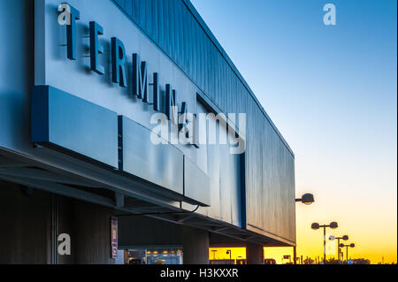 Tramonto dal Terminal Nord parcheggio coperta a Atlanta International Airport come un treno MARTA si diparte la stazione airport. Foto Stock