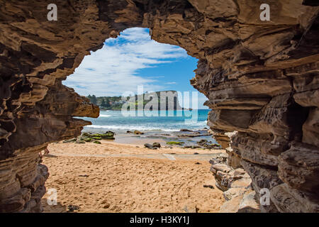 Avalon Beach Australia visto dall'interno di una scogliera poco profonda in una caverna nel Nord Bilgola testa. Foto Stock