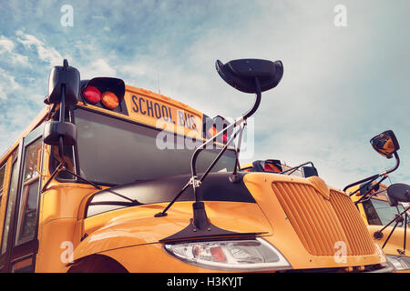 Giallo scuola bus contro il cielo di autunno Foto Stock