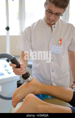 Fisioterapista esegue ultrasuoni terapia fisica trattamento Foto Stock